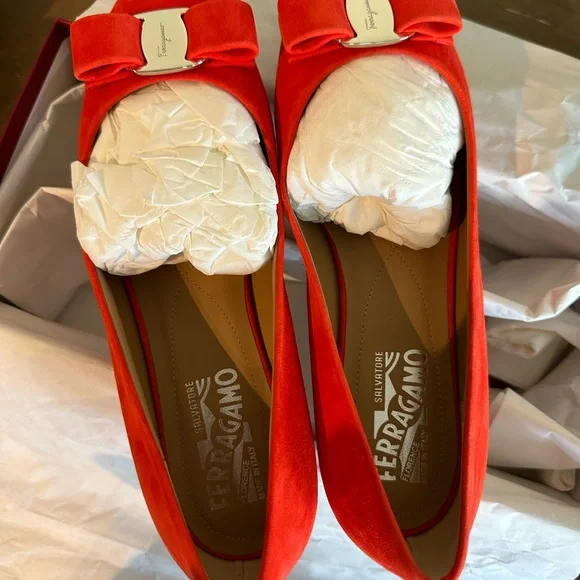 SALVATORE FERRAGAMO US 7 FLATS $365!